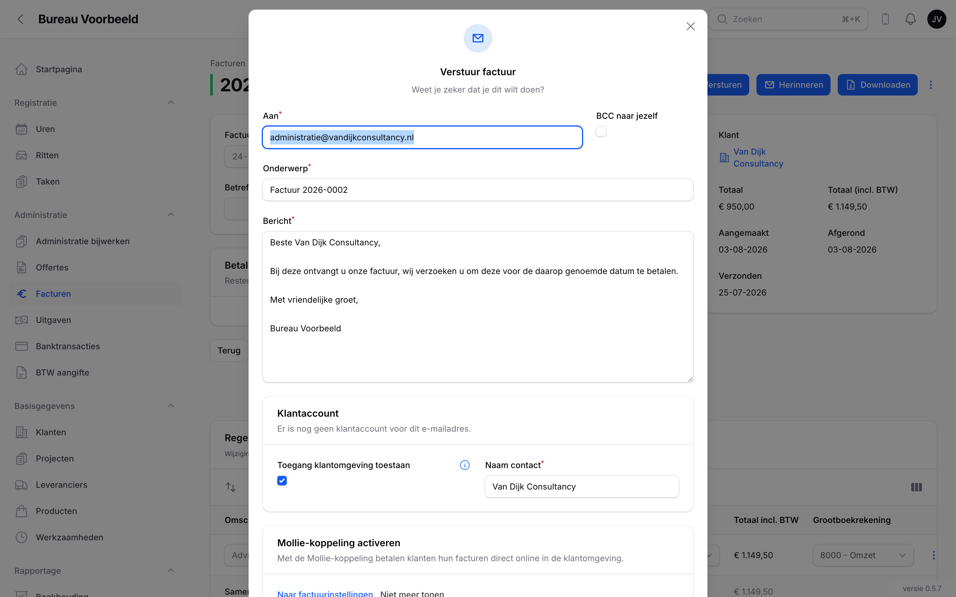 Het verstuurscherm van een factuur, met e-mailtekst en klantaccount-opties